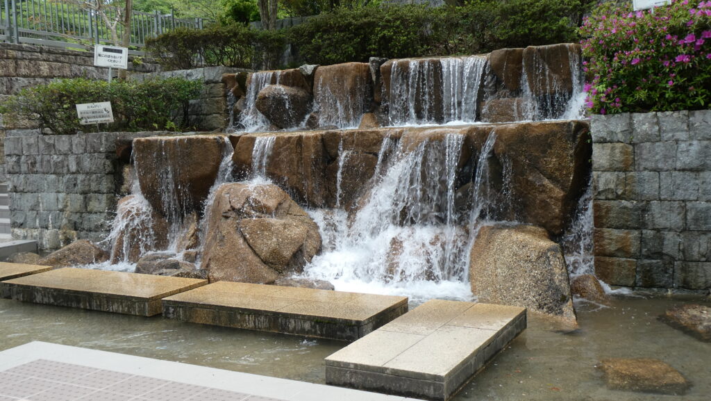 蓮花寺池公園、「藤の里広場」から湖畔へ、小さな滝があります。