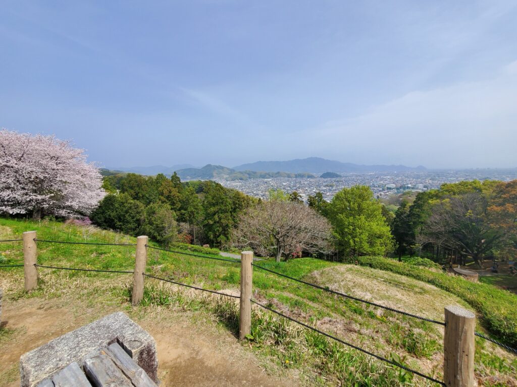 蓮花寺池公園、若王子古墳群展望台からの景色、天気が良ければ富士山が見えます。